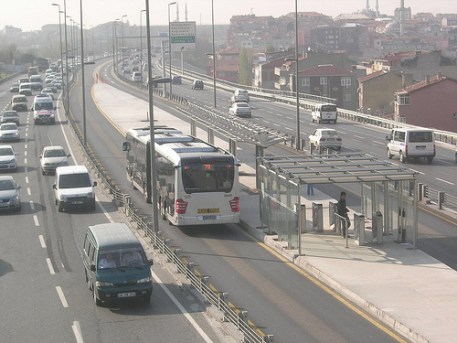 A view of the Istanbul Metrobus operating contra-flow in the middle of a major highway.